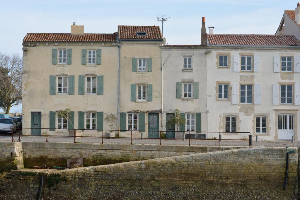 לינה וארוחת בוקר Saint-Martin-de-Ré Le Corps De Garde מראה חיצוני תמונה